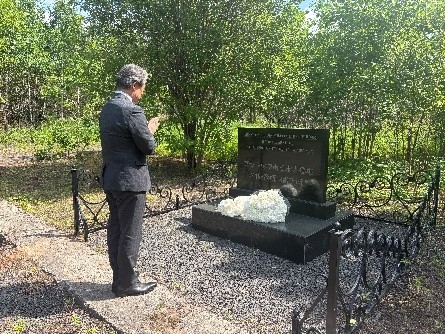 цветы к памятникам