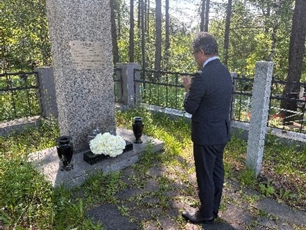 цветы к памятникам