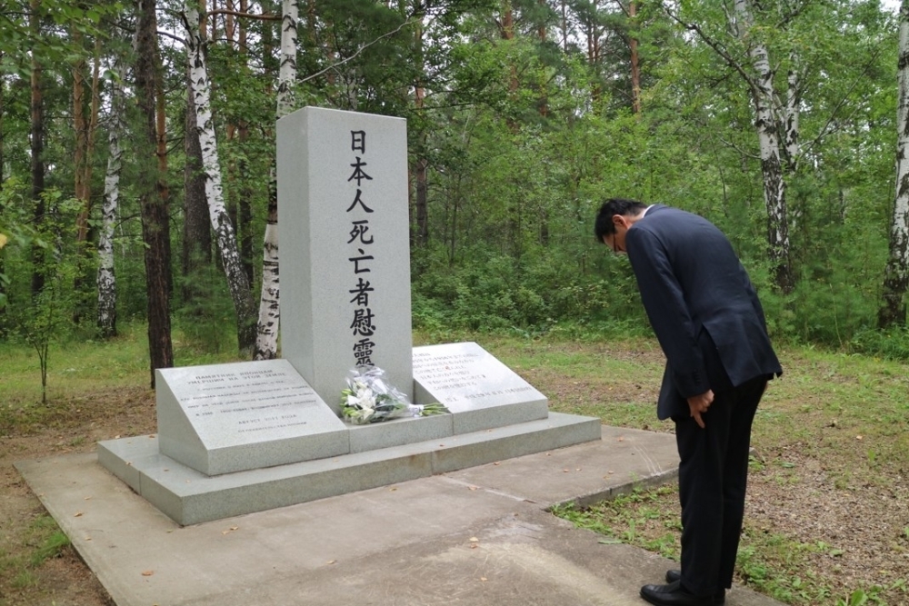цветы к памятникам