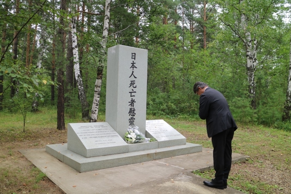 цветы к памятникам